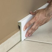 Rodapé de poliestireno liso Santa Luzia Reforma 548 branco 11 cm barra 2,4 m