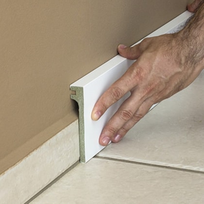 Rodapé de poliestireno liso Santa Luzia Reforma 548 branco 11 cm barra 2,4 m